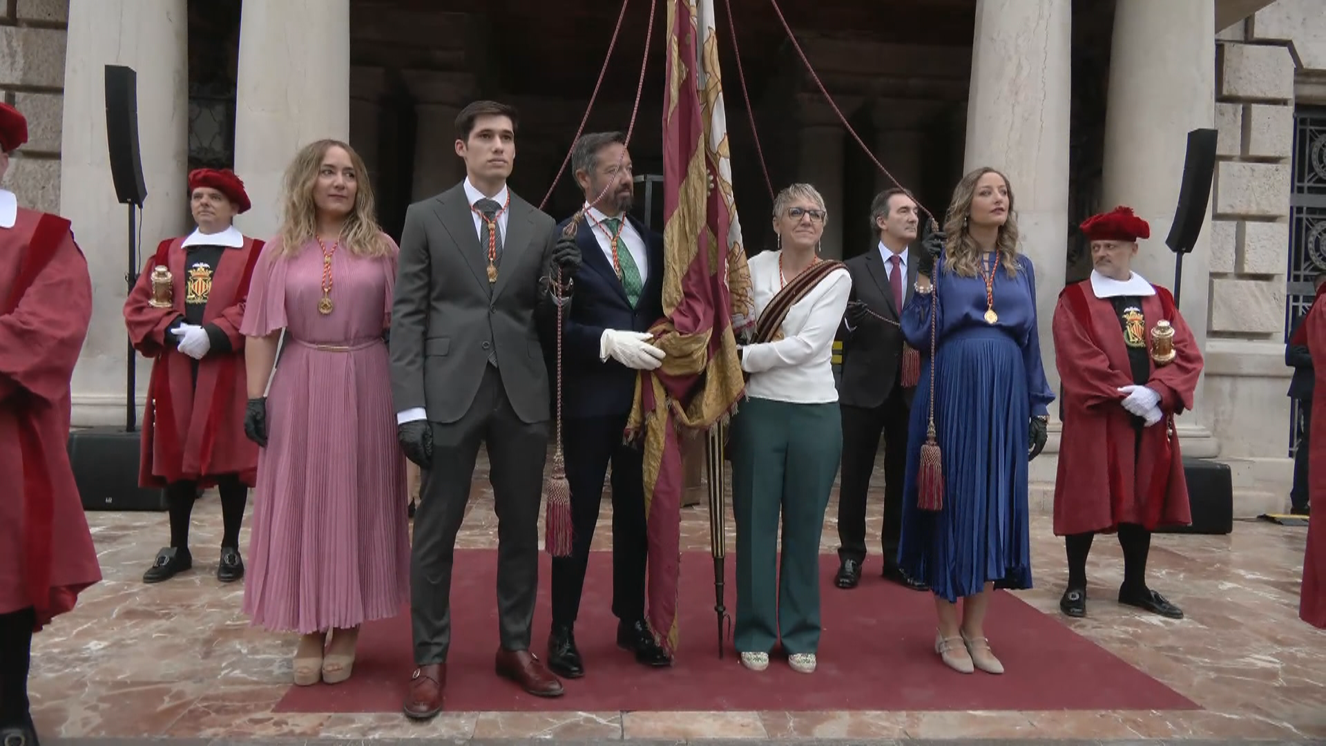 Dos portadoras, una procesión cívica. Así transcurrieron los actos del 9 d'Octubre