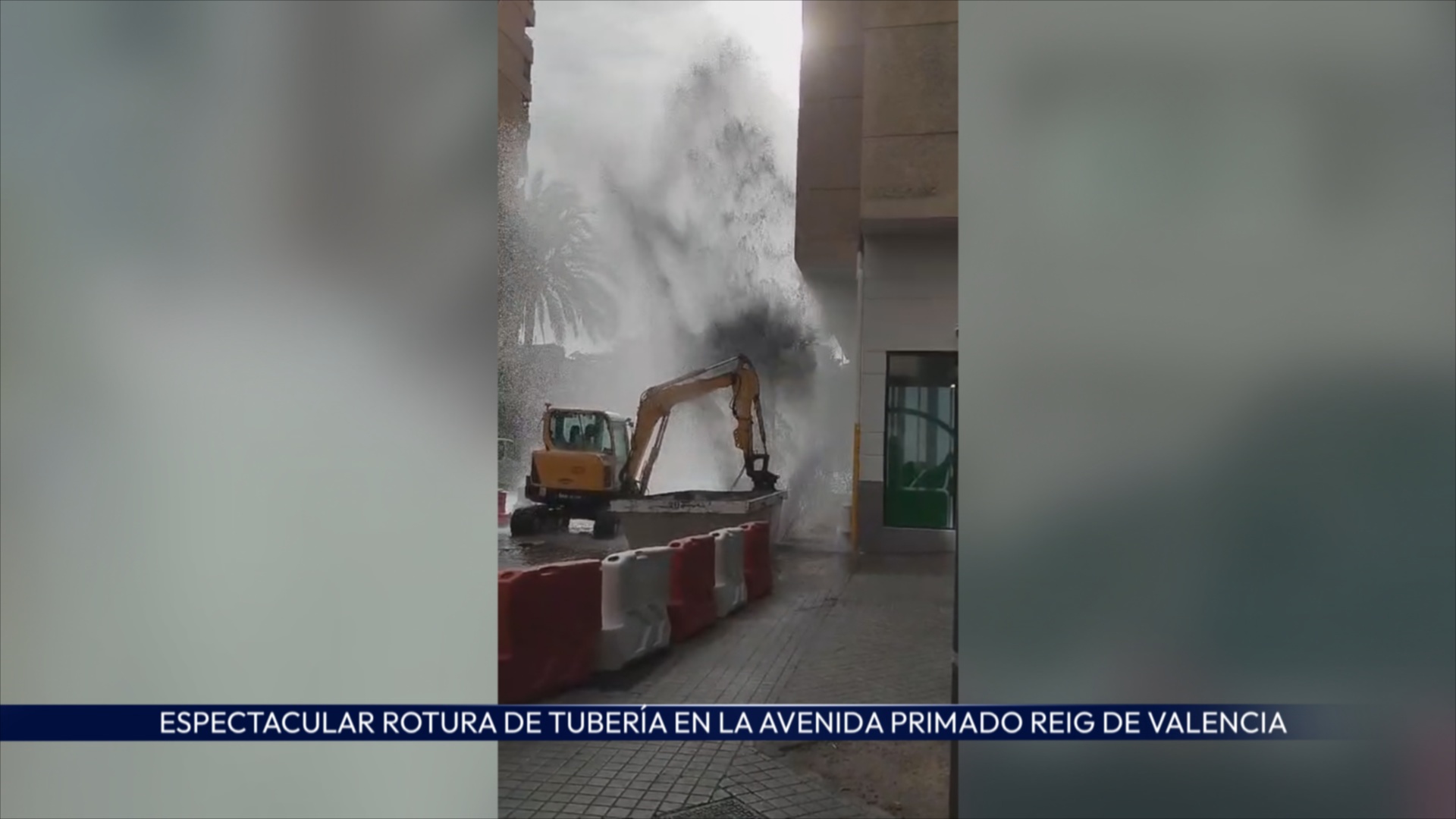 Espectacular rotura de tubería en la Avenida Primado Reig de Valencia