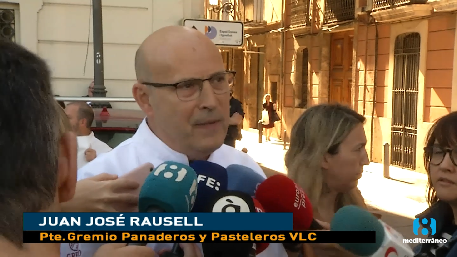 El gremio de panaderos y pasteleros valencianos protesta ante la Delegación del Gobierno