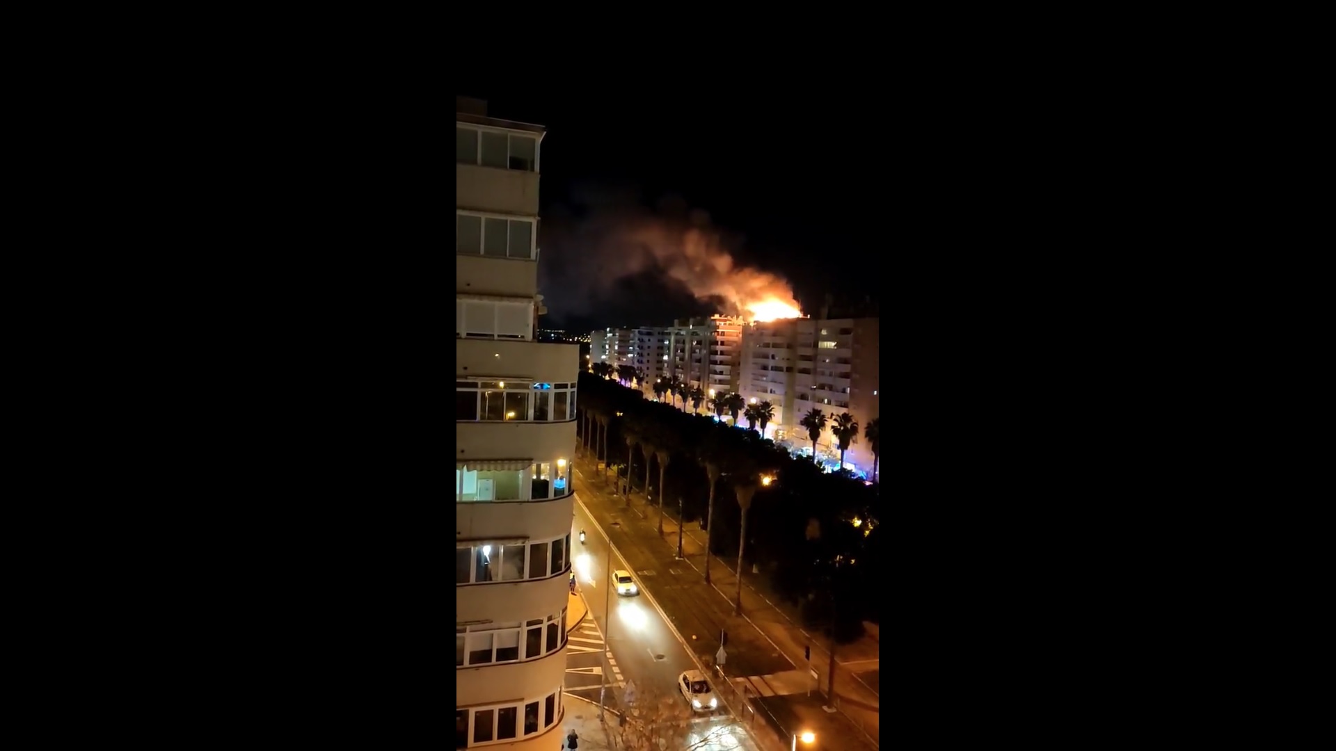 Espectacular incendio en un ático de Alicante