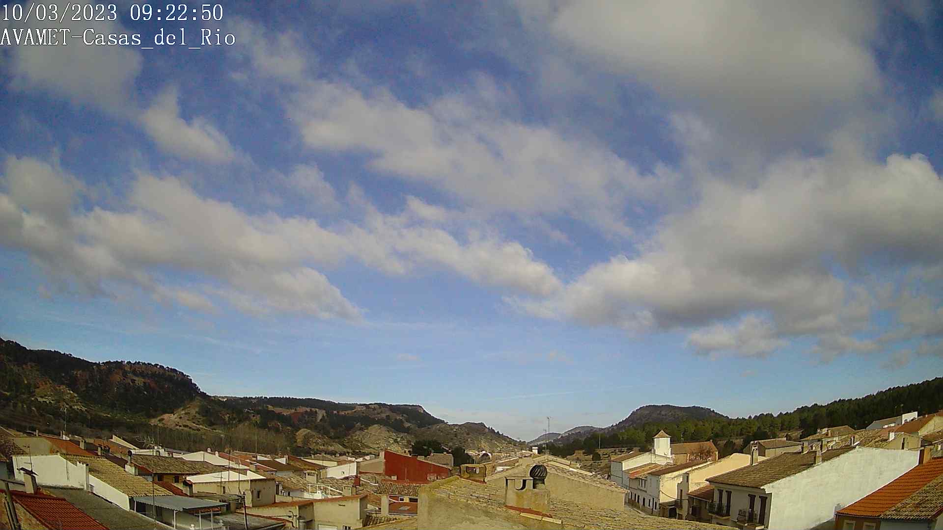 Vientos fuertes del oeste, con paso de nubes altas
