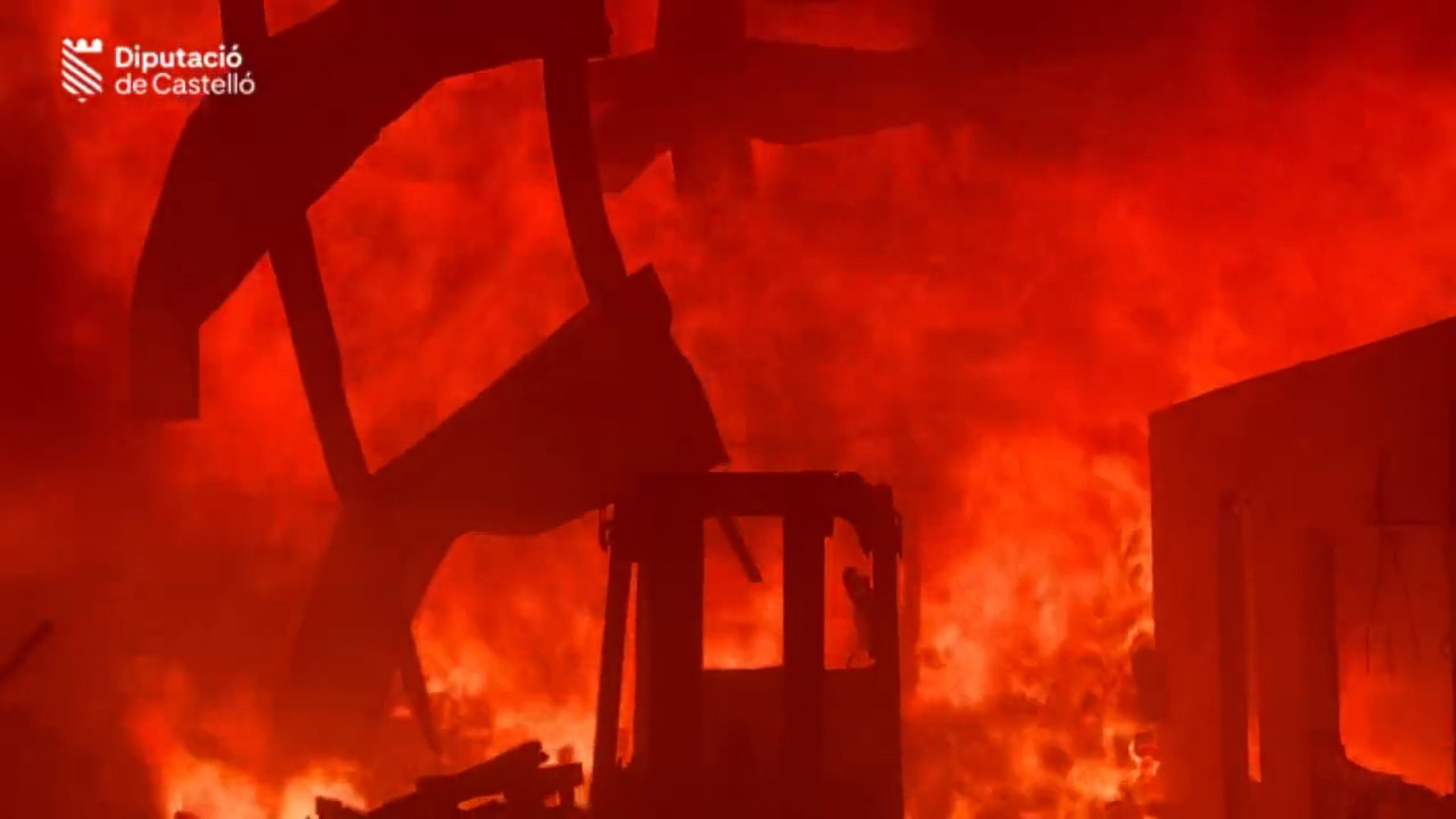 Una empresa de palets de Almassora, totalmente calcinada por un incendio
