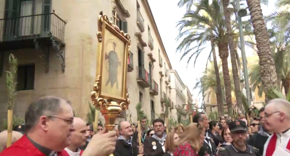 Más de 330.000 personas renuevan la tradición y el fervor a la Santa Faz