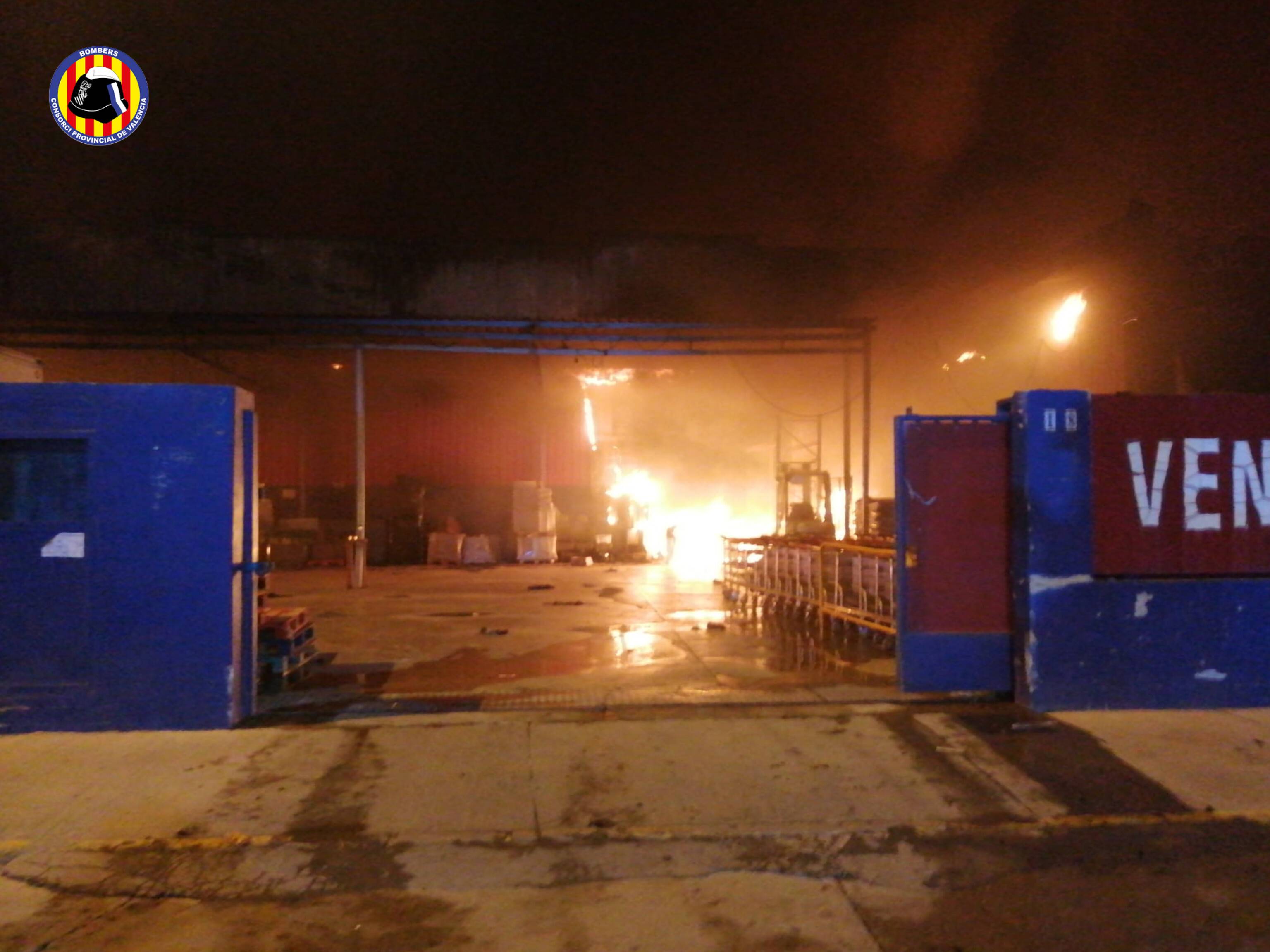 Un incendio afecta a tres naves industriales en Manises