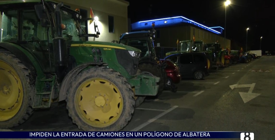 Agricultores impiden la entrada de camiones en un polígono de Albatera