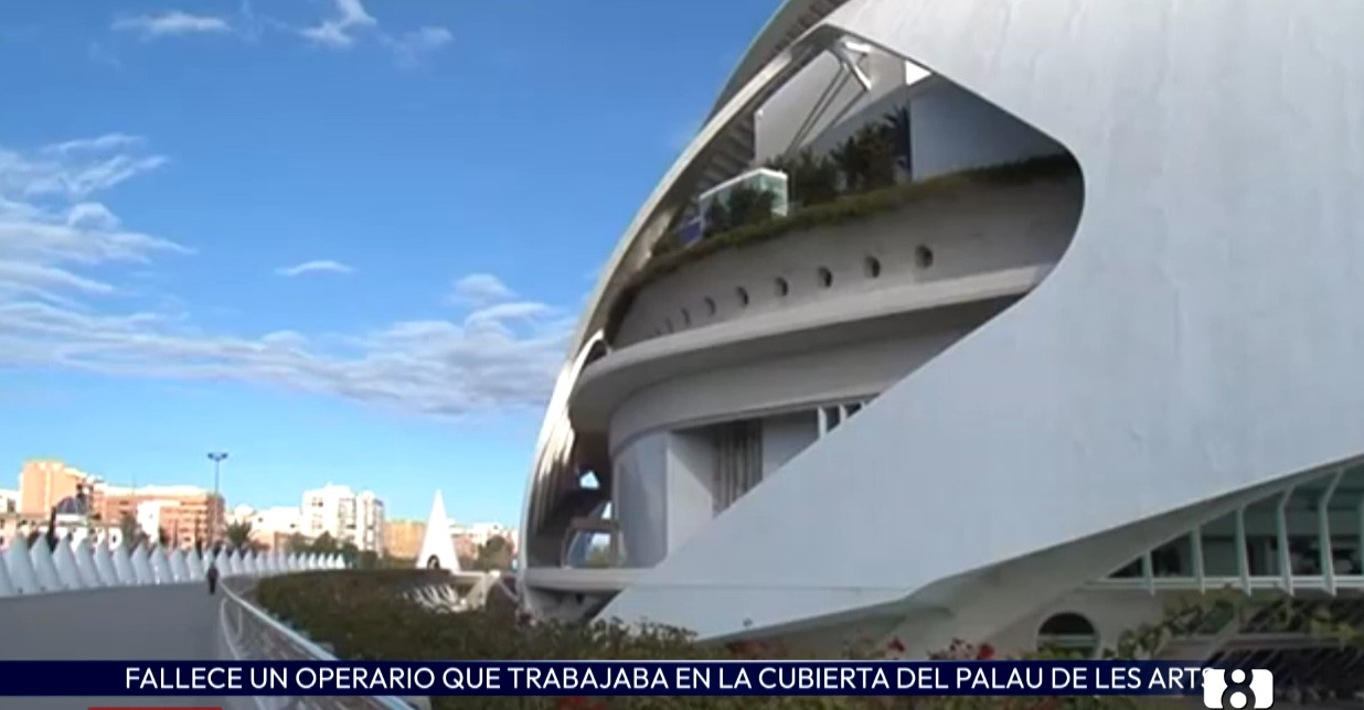Muere un trabajador al caer de la cubierta del Palau de Les Arts