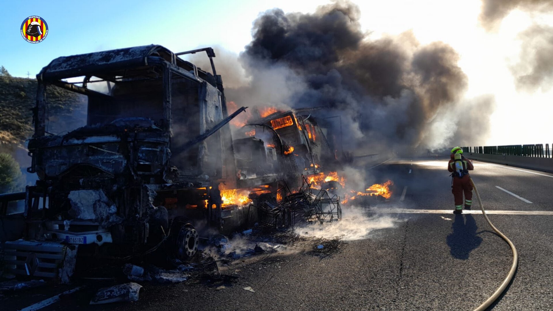 El incendio de un camión en Buñol obliga a cortar la circulación