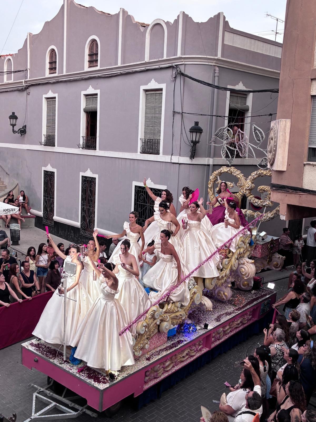 Montserrat se llena de color con su tradicional cabalgata de fiestas