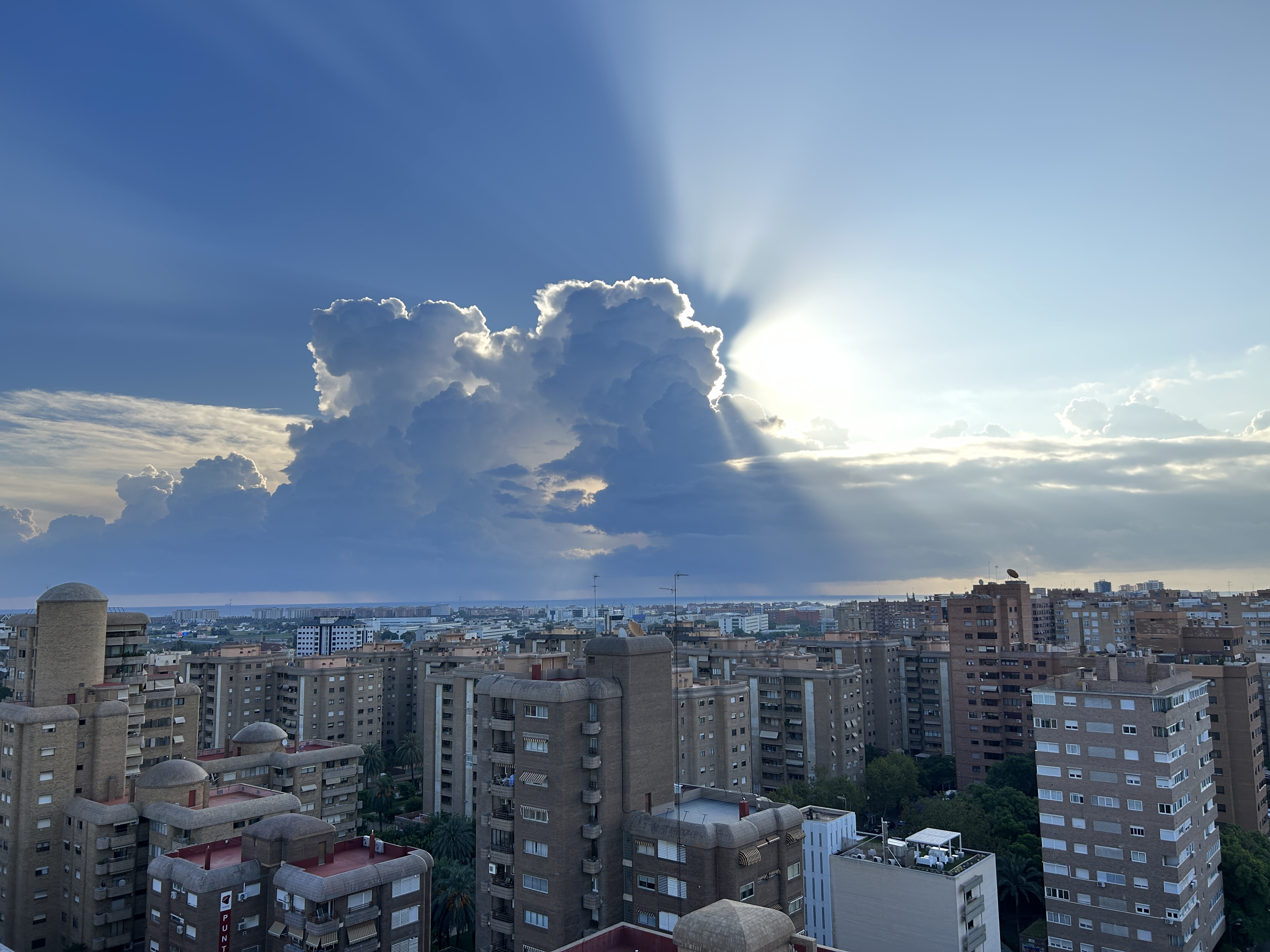 Lluvias fuertes a primeras horas, con chubascos vespertinos