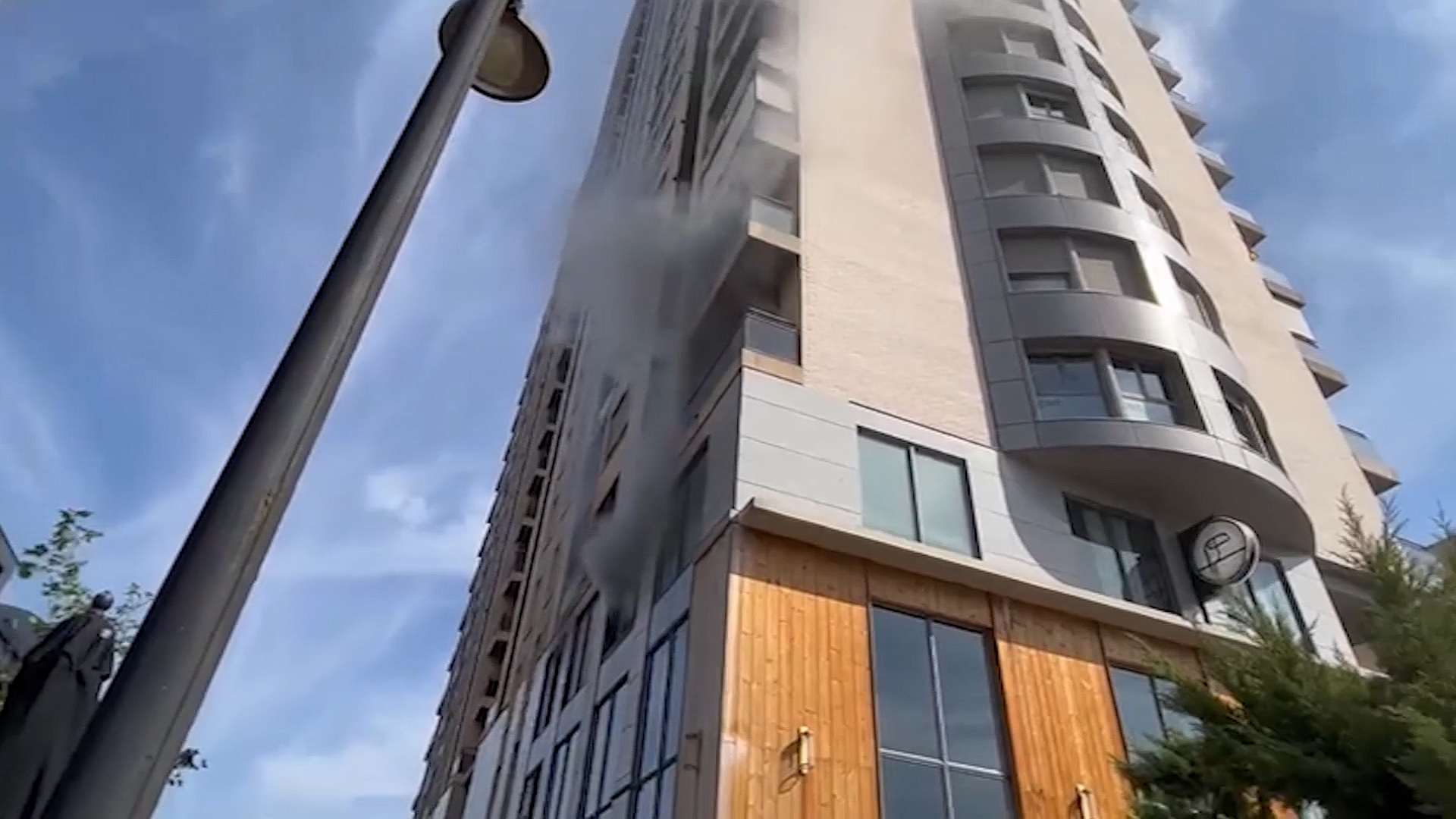 Aparatoso incendio en un restaurante de la Avenida Cortes Valencianas