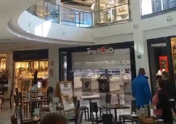 Encapuchados atracan con pistolas una joyería del centro comercial Salera