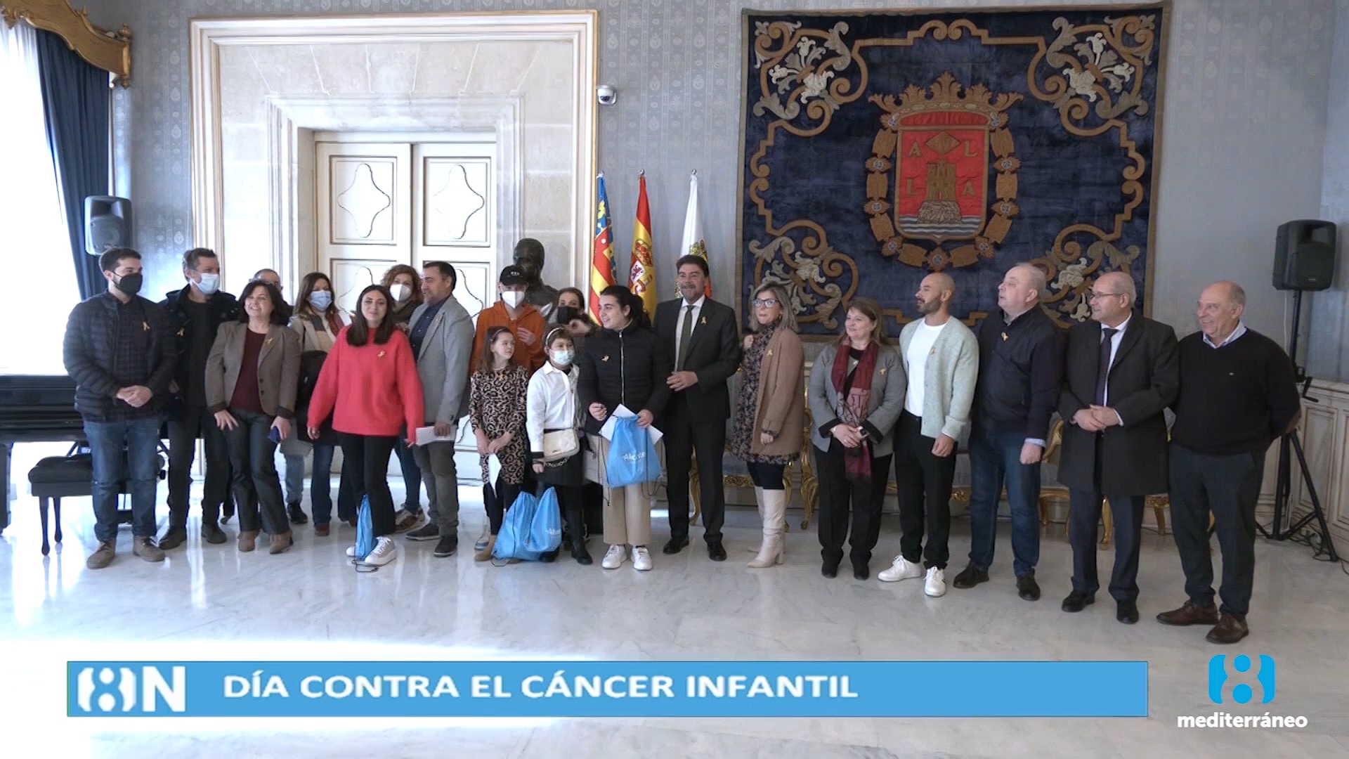 Pacientes de oncología infantil del hospital Dr Balmis de Alicante visitan el ayuntamiento