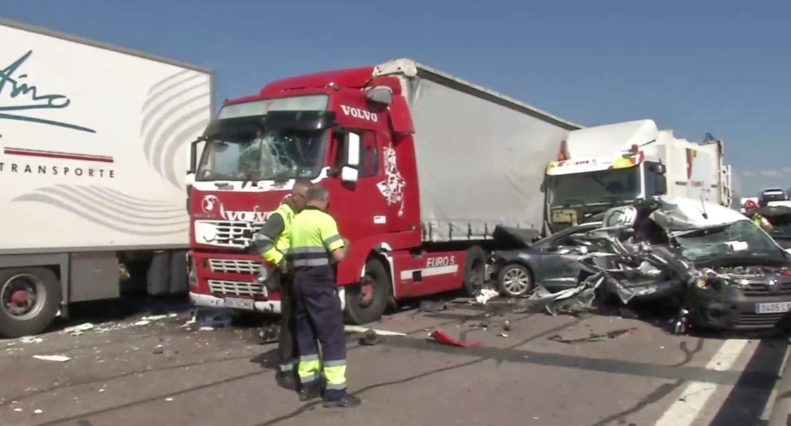 Accidente en la AP-7 en Nules: un fallecido, varios heridos y 40 vehículos implicados