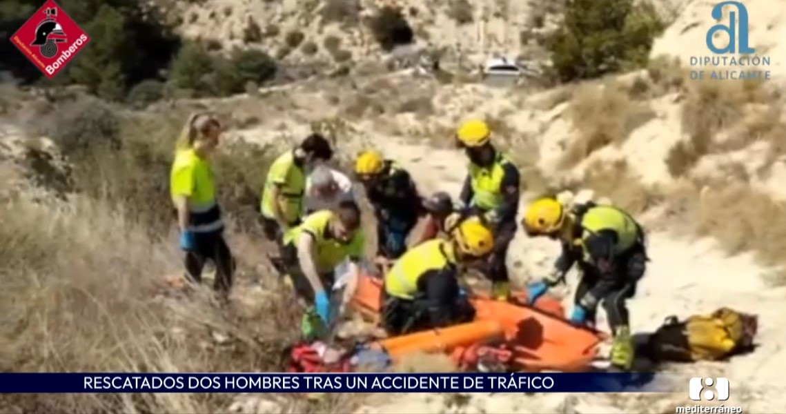 Rescatados dos hombres tras caer por un barranco cuando circulaban en coche en El Campello
