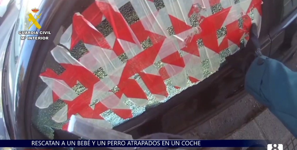 Susto en Oliva: rescatan a un bebé y a un perro tras quedar atrapados en un coche