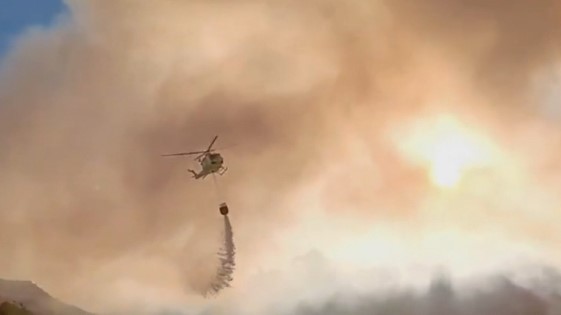 Desalojan 700 viviendas en Alberic tras el incendio en un vertedero de restos de la DANA