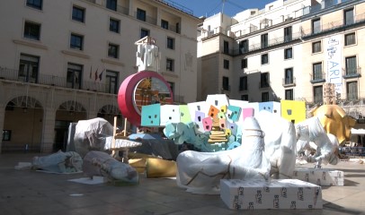 La Hoguera Oficial empieza  a tomar forma en la plaza del Ayuntamiento de Alicante
