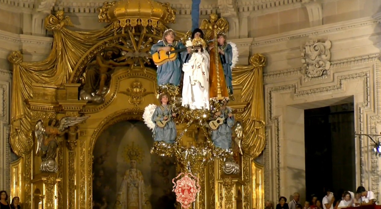 Elche pone el broche de oro a sus fiestas con la coronación de la Virgen de la Asunción