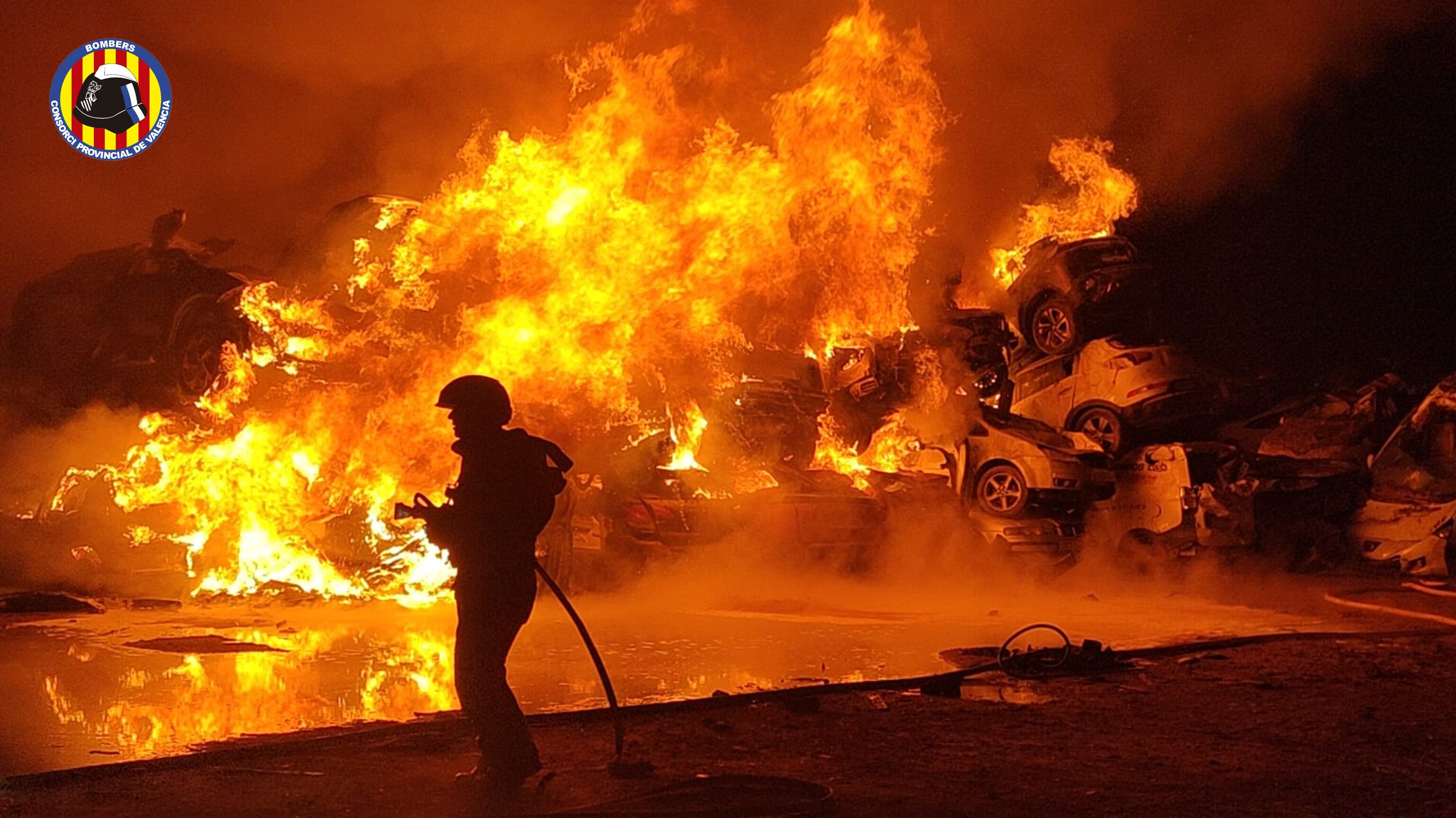 Extinguido el incendio en un solar con coches afectados por la DANA de Catarroja 