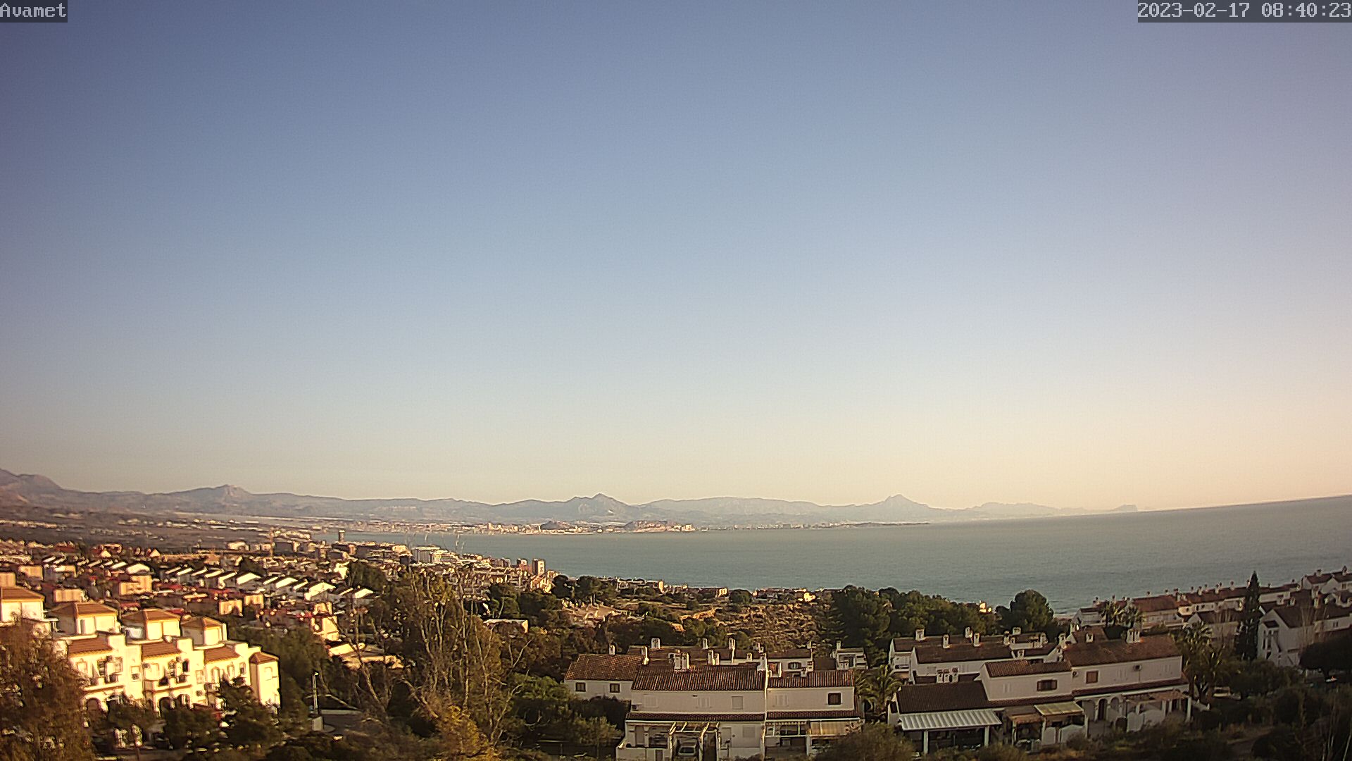 Viernes de mucho sol, con la presencia sólo de algunas nubes en el sur de Alicante