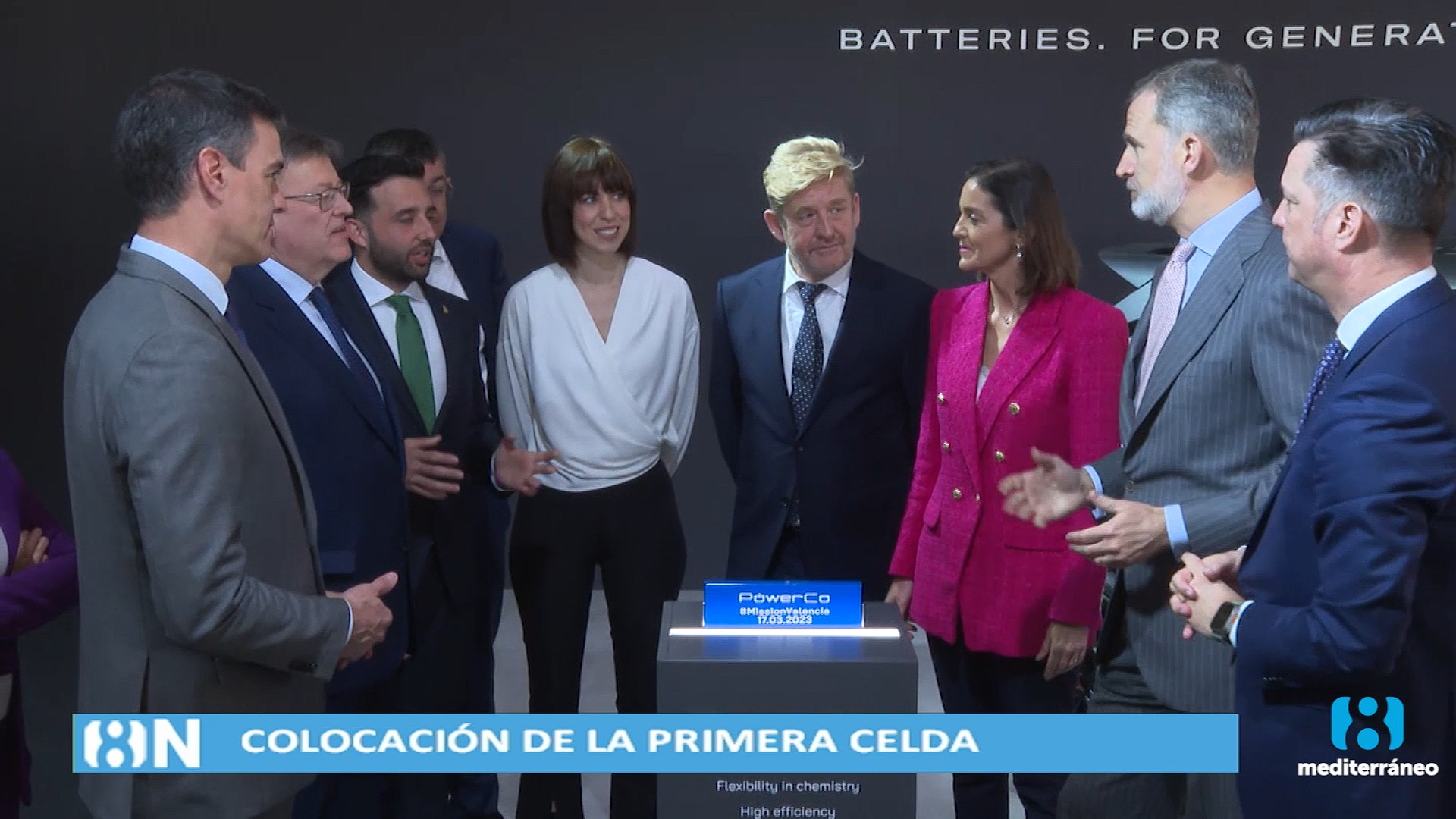 El rey Felipe VI coloca la primera de las celdas de la gigafactoría de Volkswagen