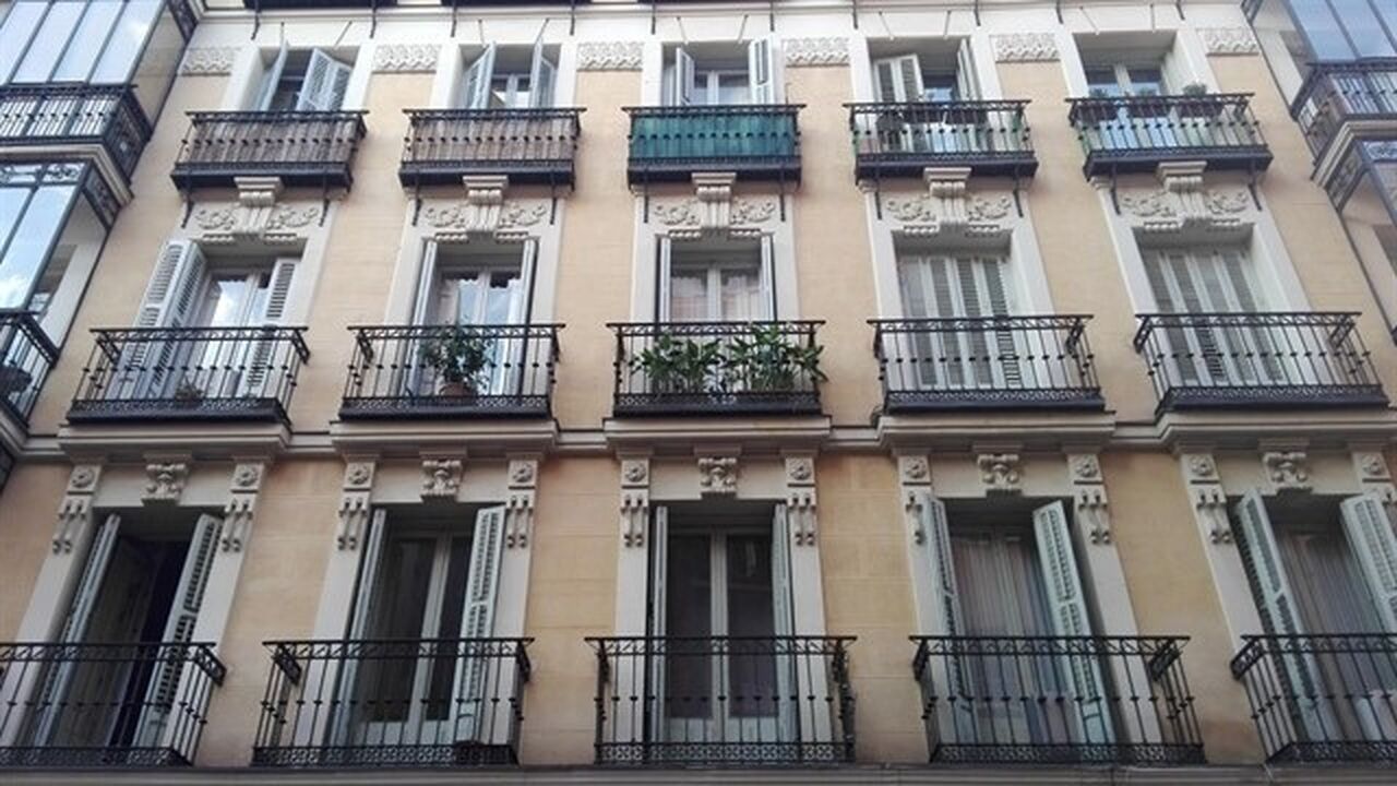 Más de 400 pisos turísticos en Valencia aparecen con pintadas y cerraduras destrozadas 