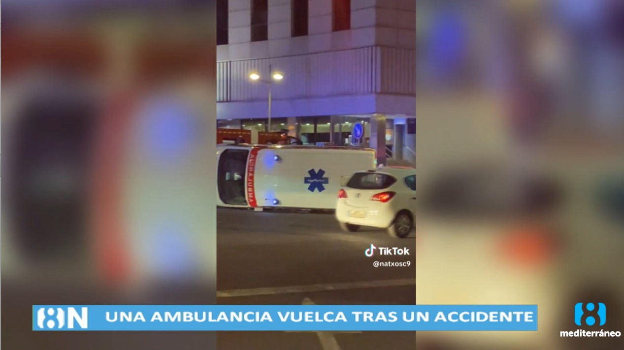 Una ambulancia vuelca tras colisionar con un coche en Valencia