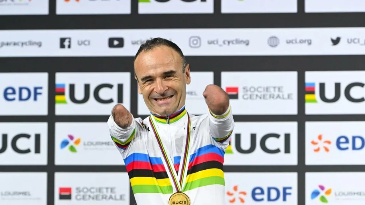 Ricardo Ten tira de guasa tras recibir un reloj como premio: 