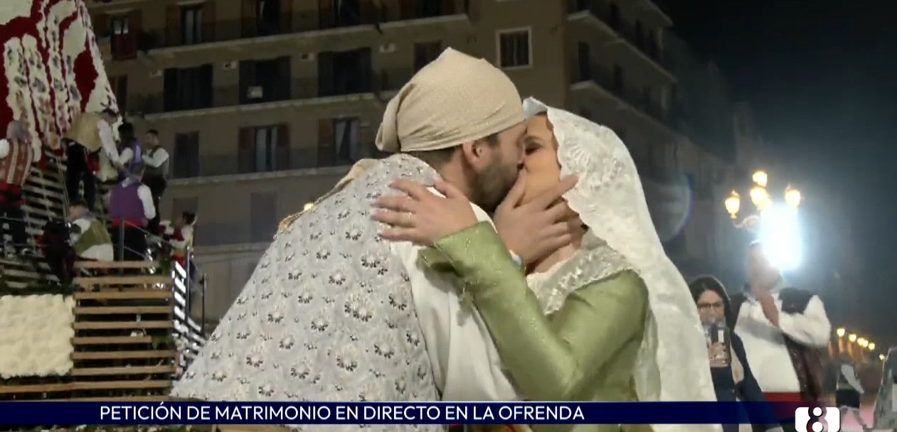 Emotiva pedida de mano durante la Ofrenda