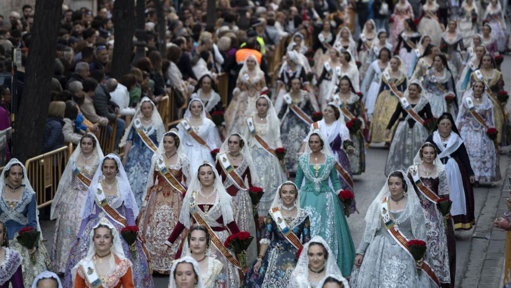 Ofrenda en Valencia: dos horas de retraso reabren el debate de una tercera jornada