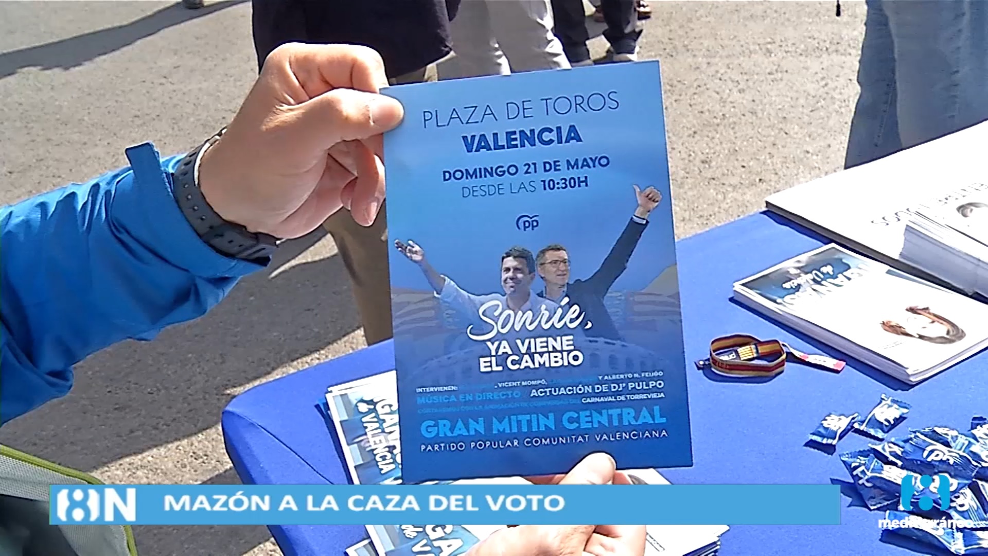 Mazón, a la caza de votos visitando el mercadillo de Torrefiel 