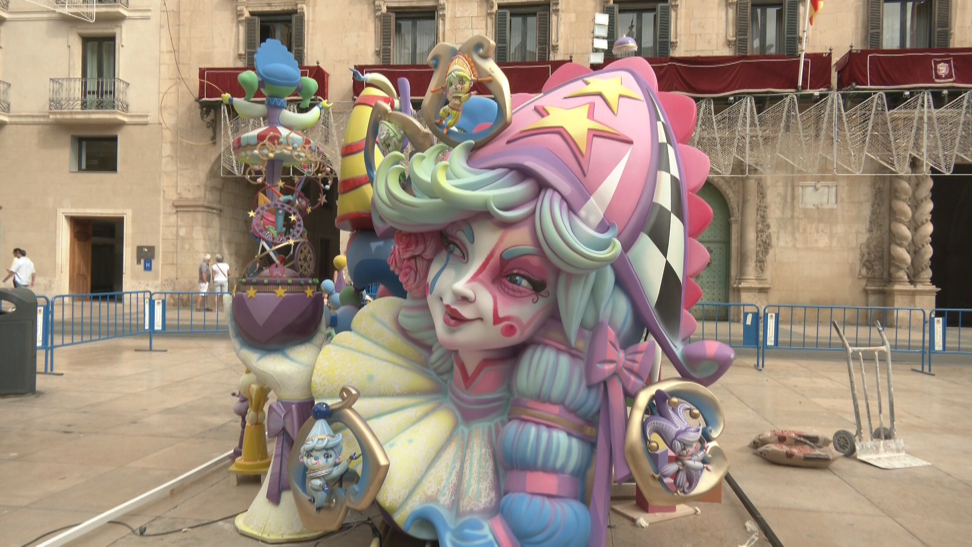 La Hoguera Oficial infantil llena la plaza de fantasía
