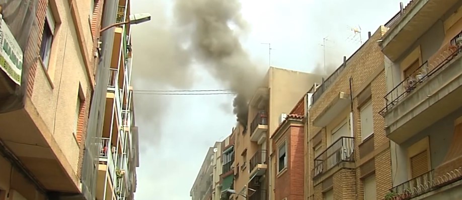 Muere un hombre y dos mujeres resultan heridas en el incendio de un piso en Valencia