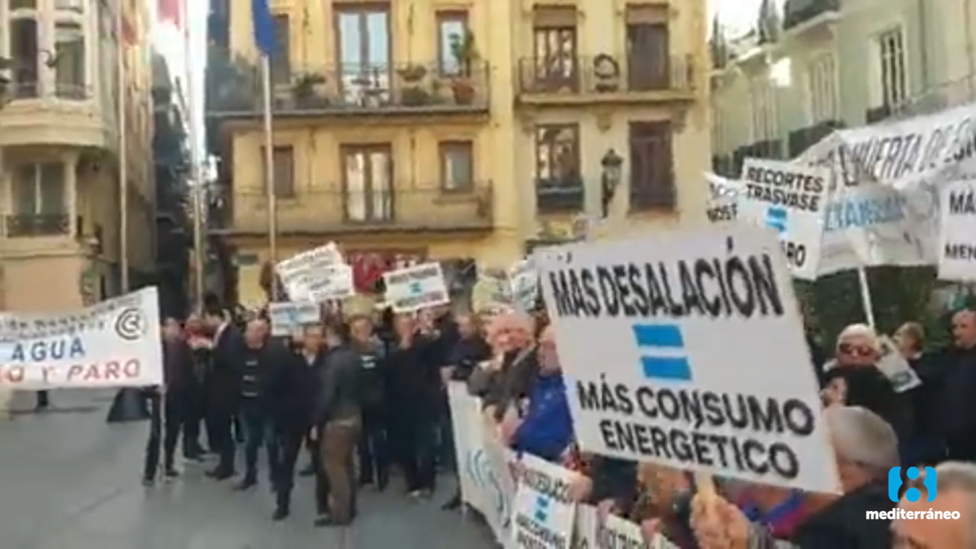 Regantes protestan contra los recortes del trasvase frente al Palau de la Generalitat