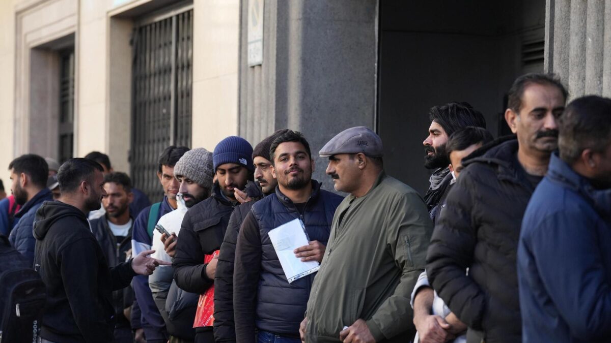 Caos y largas colas en el primer día de la regularización de migrantes