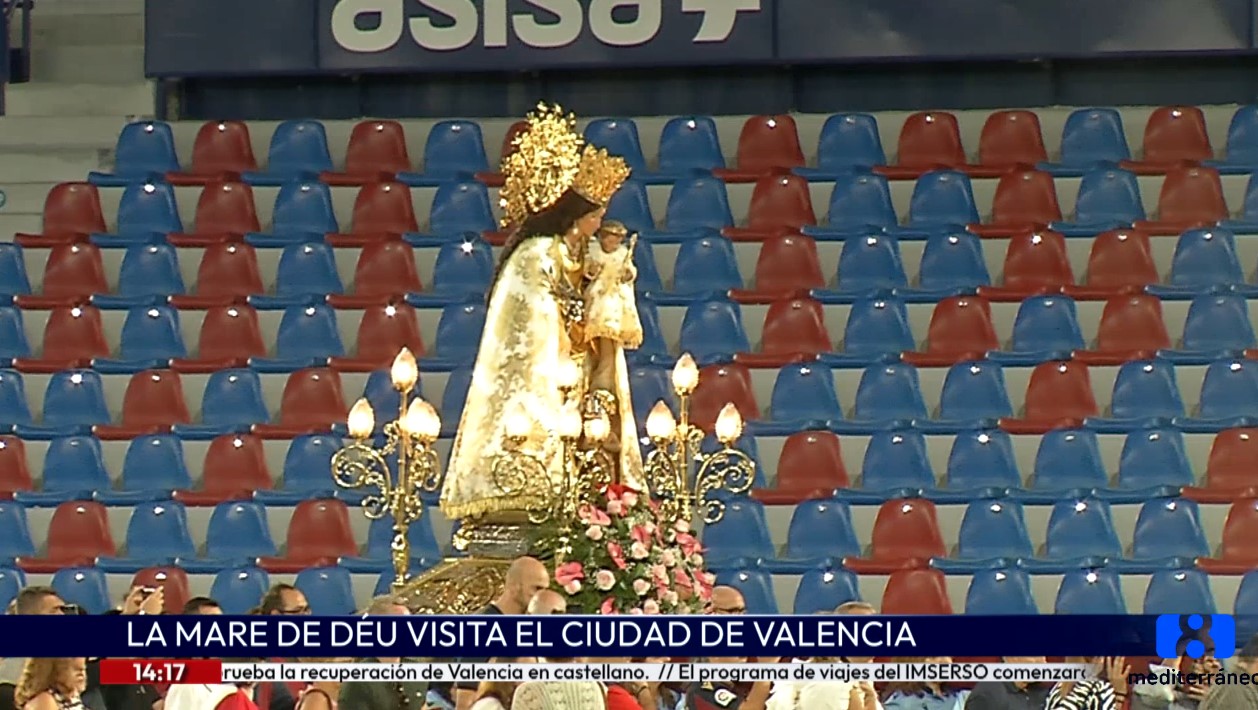 La imagen peregrina de la Mare de Déu visita el estadio del Levante UD
