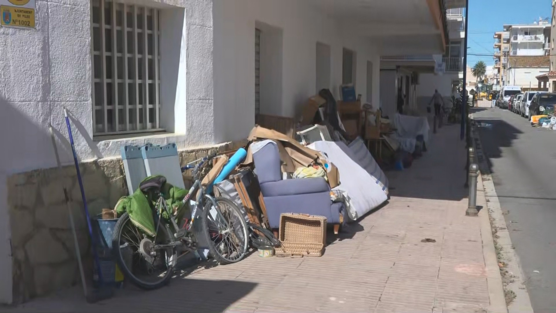 Los vecinos de La Safor y La Marina continúan un día más entre barro y recuento de daños