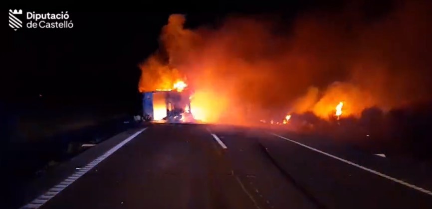El incendio de un camión en  Alcalà de Xivert obliga a cortar parte de la AP-7