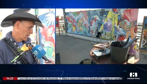 Un artista mexicano pinta un mural en el Puente de la Solidaridad de Valencia