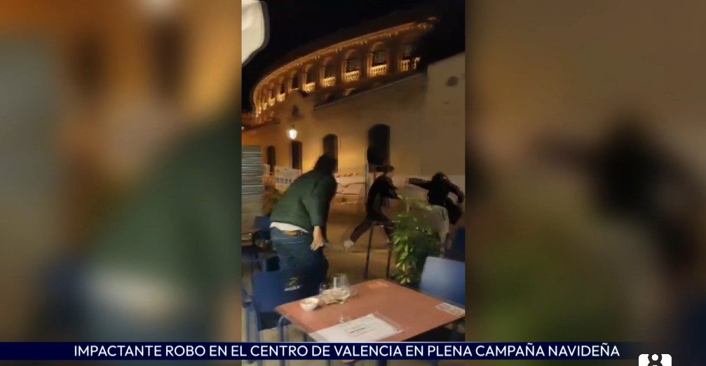 Impactantes imágenes del atraco a una tienda de fotografía en el centro de Valencia 