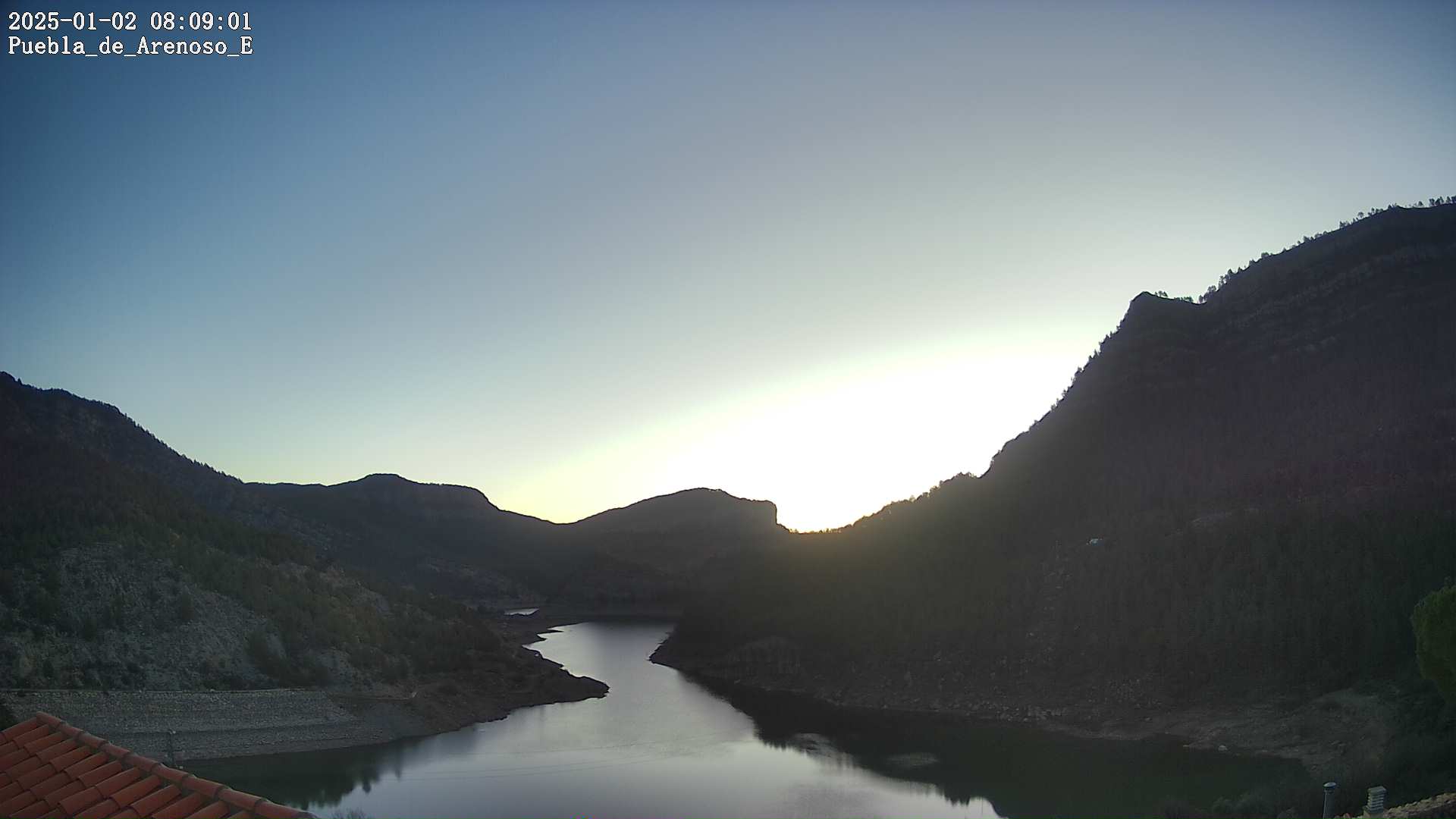 Cielos despejados, con algunas nubes altas en el norte