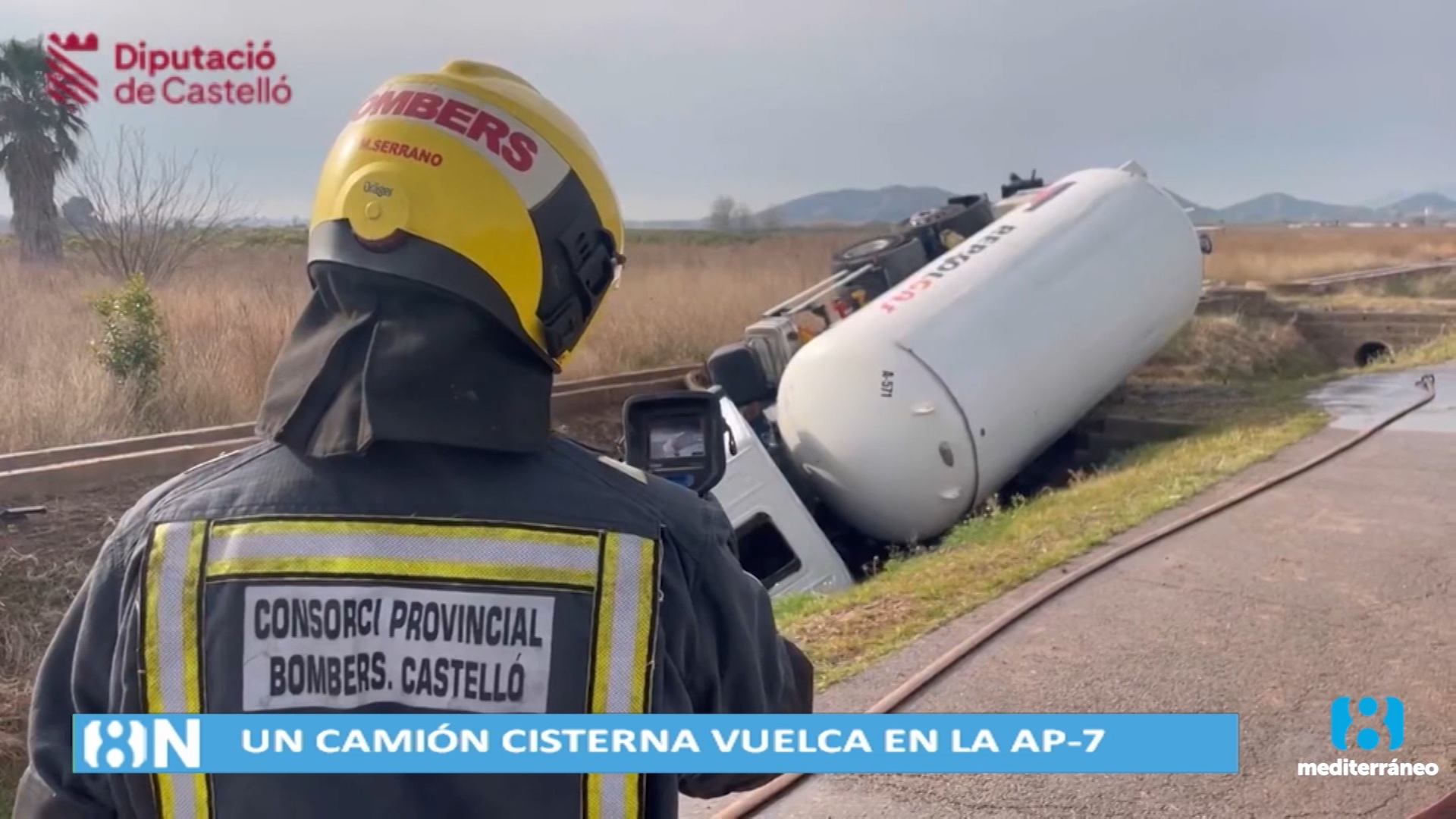 El vuelco de un camión cisterna obliga a cortar la AP-7 en ambas direcciones en Xilxes