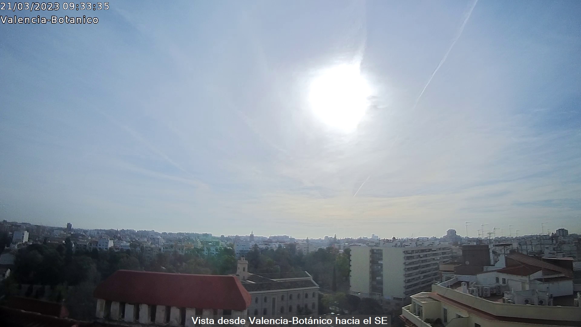 Paso de nubes altas, con dominio del sol
