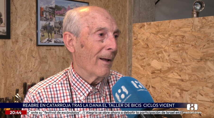 Un hombre de 82 años reabre su taller de bicicletas tras la Dana