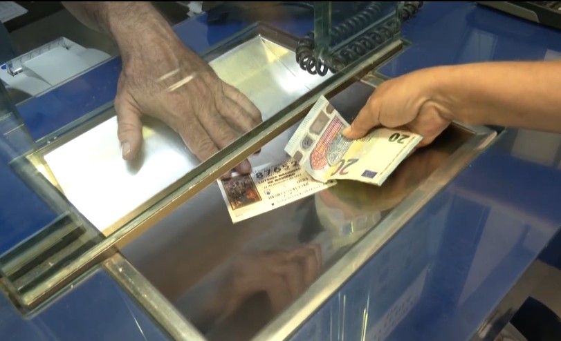 Turistas aprovechan las vacaciones de verano para comprar Lotería de Navidad