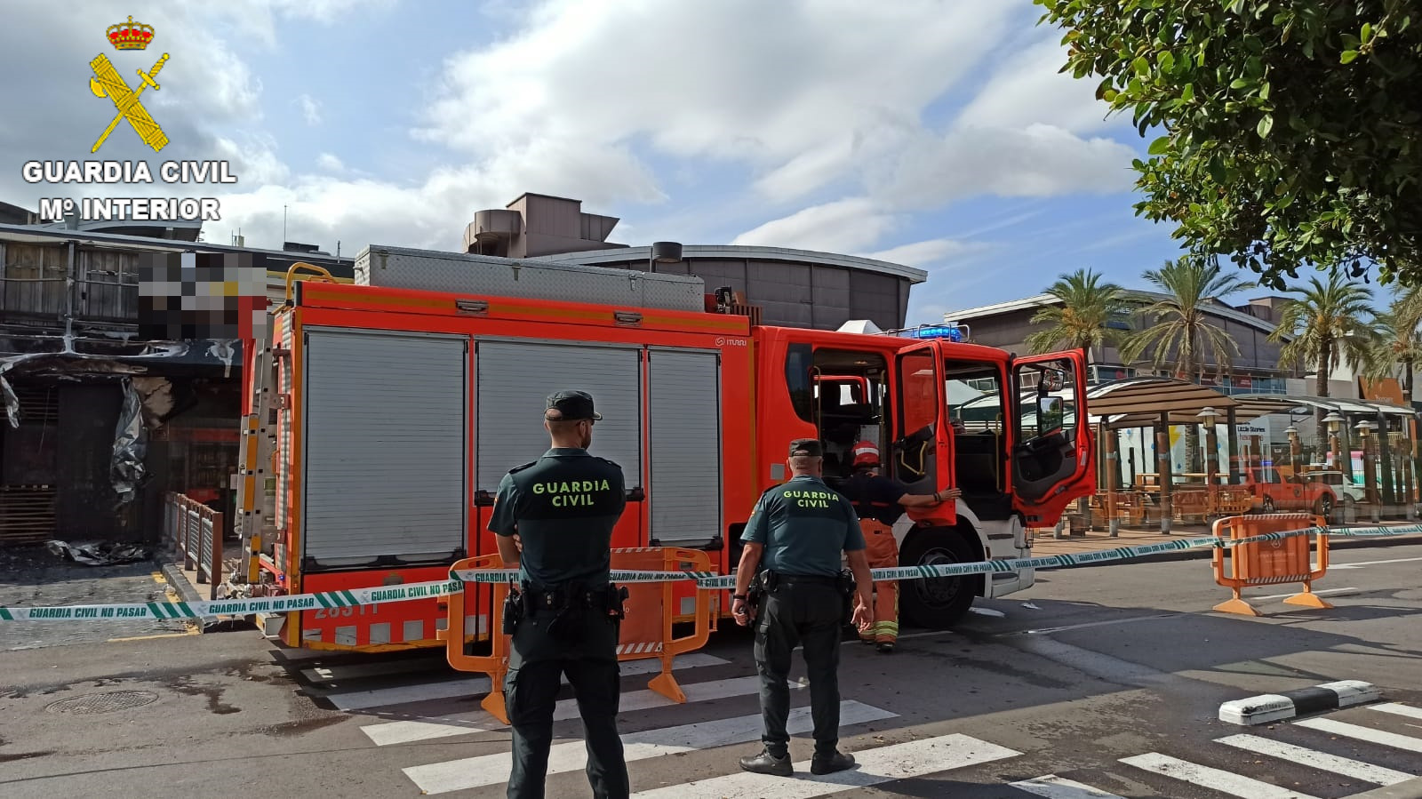 Espectacular incendio en el centro comercial de Aldaia