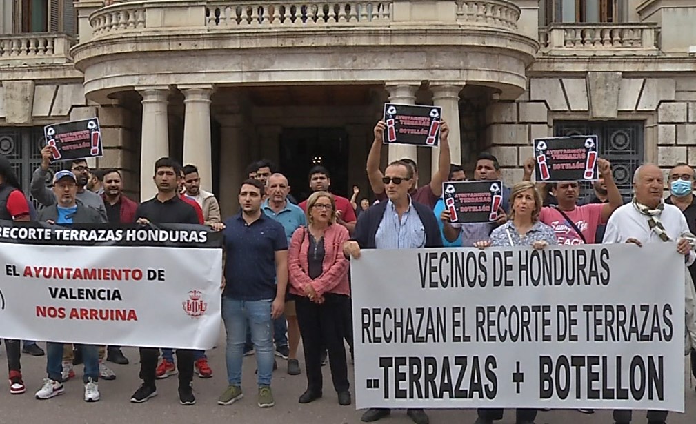 Hosteleros de la plaza Honduras protestan para paralizar el plan de recortes de terrazas