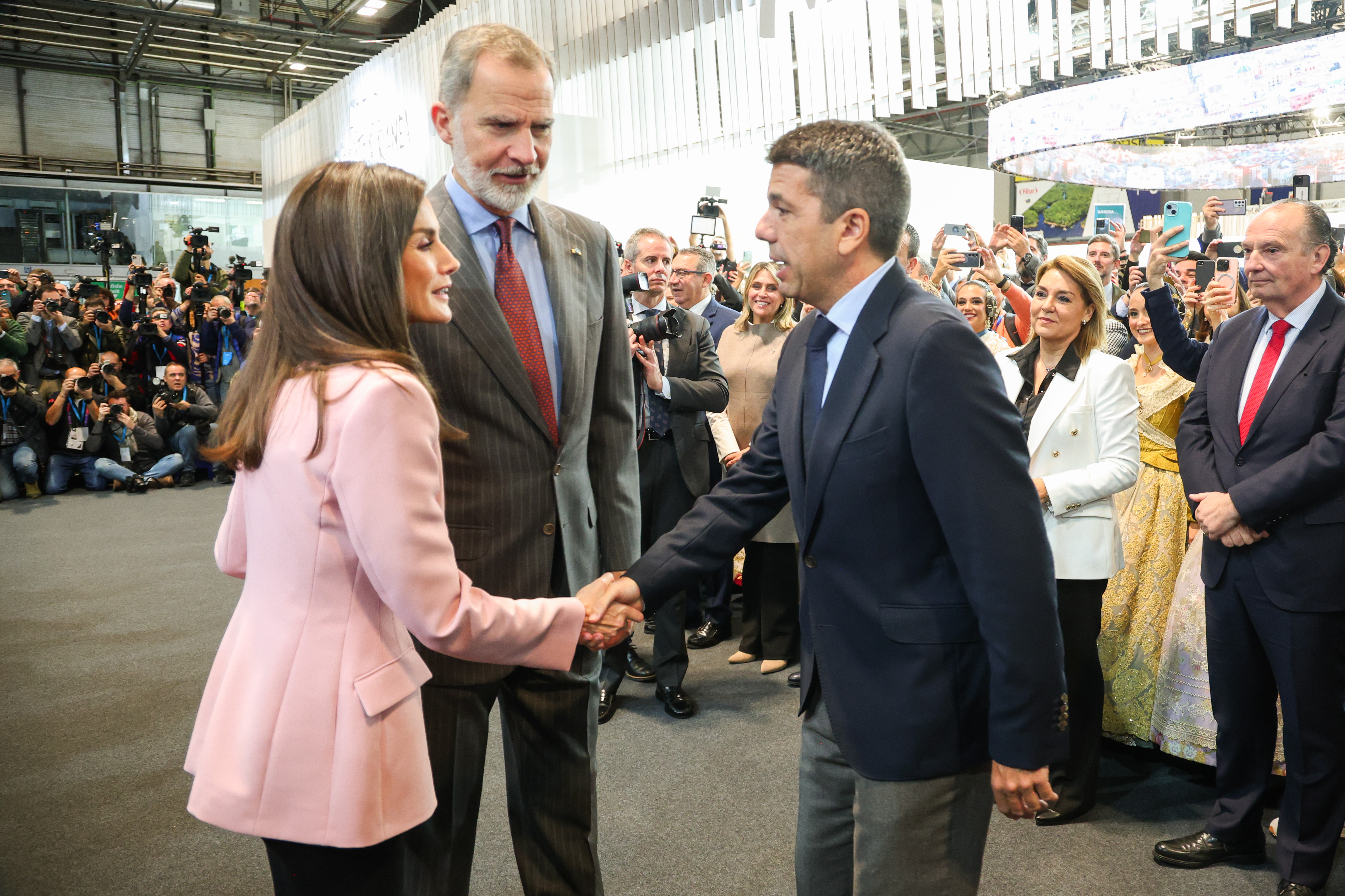 Sus Majestades los Reyes visitan el stand de la Comunidad en Fitur 