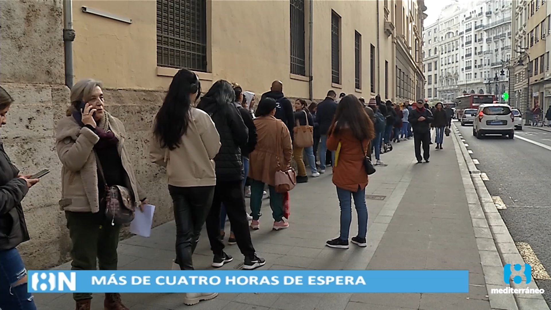 Enfado en Valencia por las interminables colas del padrón