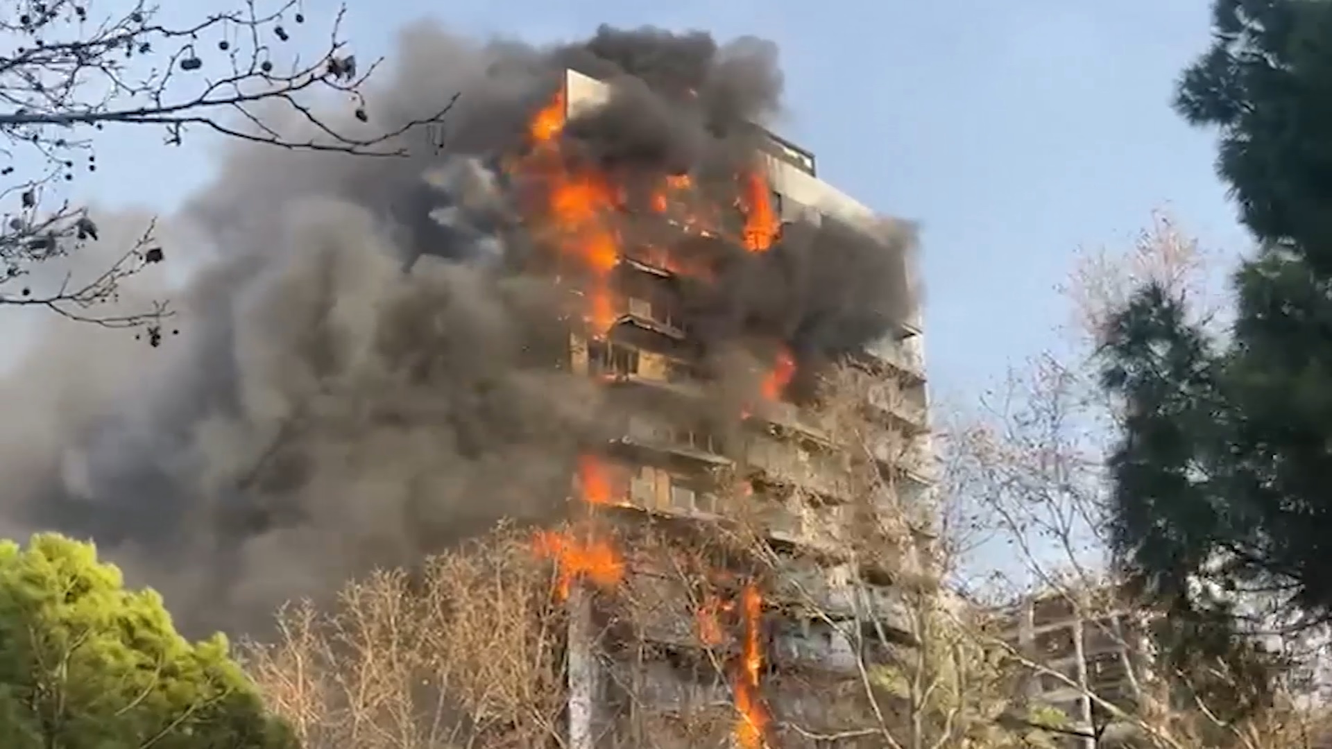 El brutal incendio de Campanar calcina un edificio de 14 plantas